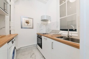 Kitchen + washing machine / Cuisine + machine à laver