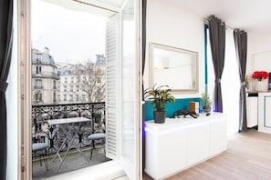 Balcony with a view on parisian buildings / Balcon avec une vue sur les bâtiments parisiens