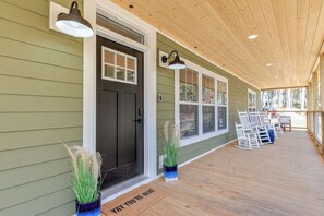 Relax with a refreshing beverage on the porch and soak in the breathtaking mountain views. It’s the perfect spot to unwind and enjoy the beauty of nature. Stay a while—you deserve it!