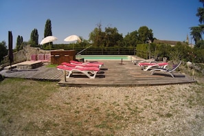 Plage de la piscine avec pool bar