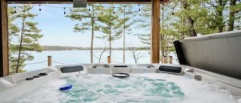 Outdoor spa tub