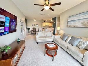 Spacious Condo. 65" Flat Screen Roku Tv and Ceiling Fan