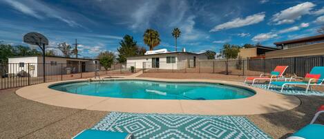 Large backyard with pool and hot tub (unheated pool; hot tub heating: $35/day)