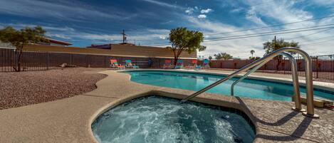 Pool and hot tub (pool is unheated; hot tub heating fee: $35/day)