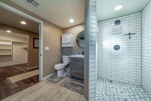 Primary bedroom's private en-suite bathroom