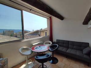 Terrasse de toit avec canapé. Idéal pour l'apéro avec belle vue sur le Luberon