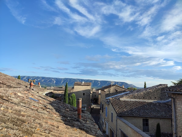 Vue de la terrasse de toit sur le Luberon