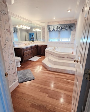 Upstairs bathroom between the two king rooms