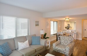 End unit | lots of natural lighting