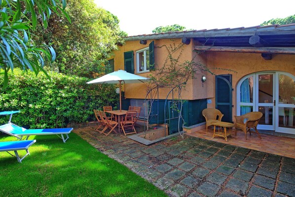 Plant, Furniture, Table, Building, Property, Window, Green, Chair, Tree, Outdoor Furniture