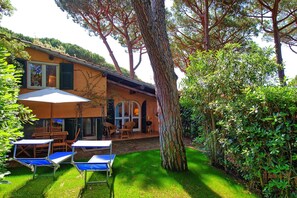 Plante, Ciel, Bâtiment, La Nature, Arbre, Paysage Naturel, Mobilier De Jardin, Herbe, Ombre, Table
