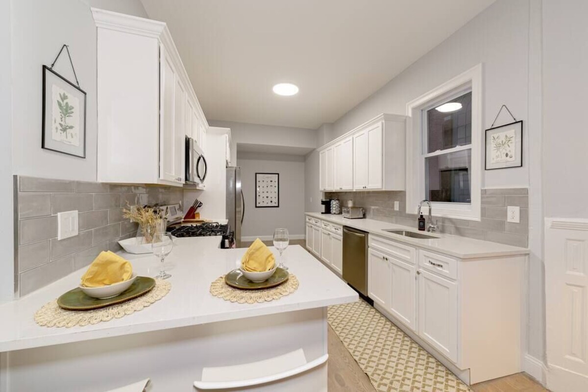 The East Rock 4BR Parking Washer & Dryer Walk to Yale