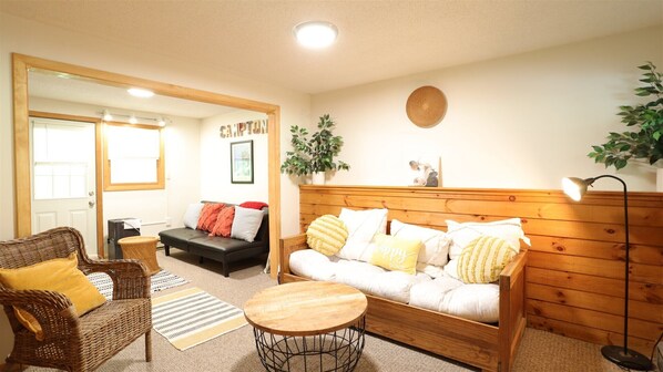 Cozy Lower Room in Private Waterville Estates Home