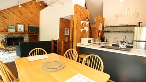 Living and dining area to relax after exploring the White Mountains