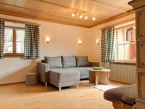 Ferienwohnung 'Tegernsee' im Haus Steixner Tegernsee - Wohnzimmer mit Flachbild-TV,  bequemer Couchecke und Schrank