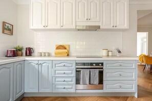 Fully equipped kitchen that has everything you may need