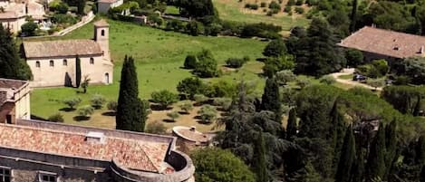 A droite,Le Mas Calade et son parc d'oliviers entre le Château et le temple