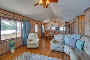 Living Room | Smart TV | Free WiFi