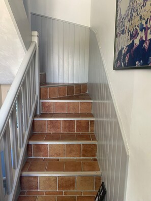 escalier menant à l'étage supérieur