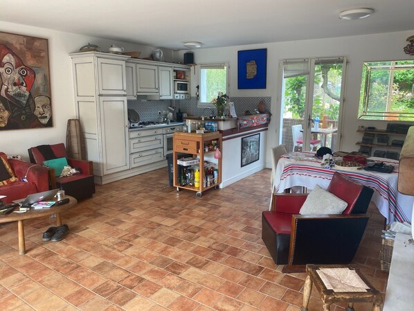 séjour-cuisine principale rez de jardin