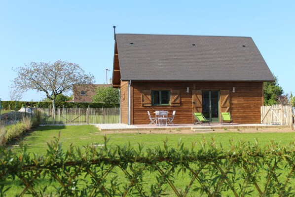 terrain privatif, clôturé et terrasse