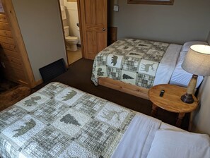 Room 2 - Double/Full Bed and Twin Bed (2)