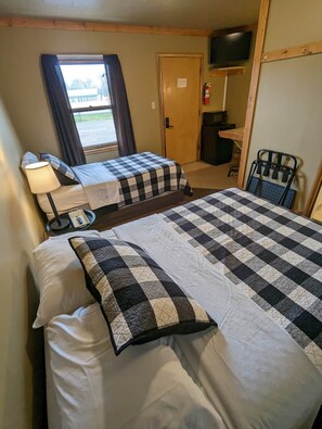 Room 4 - Full/Double Bed and Twin Bed