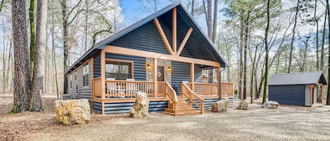 Broken Bow Vacation Rental | 2BR | 2BA | Stairs Required | 1,100 Sq Ft