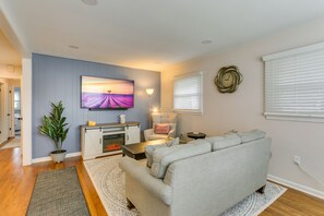 Living Room | Main Level | Electric Fireplace | Smart TV | Free WiFi