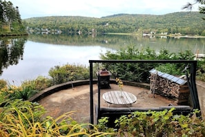 Foyer extérieur et vue sur le lac