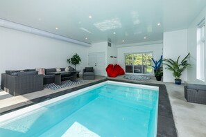 Piscine and lounge space