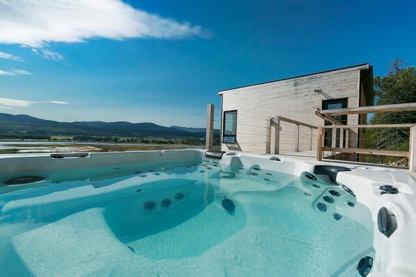 Bañera de hidromasaje al aire libre