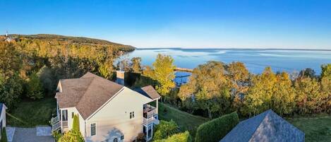 Vue aérienne de la maison et du fleuve St-Laurent