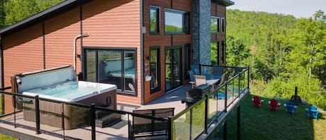 Terrace with furniture and 4 seasons spa (1)