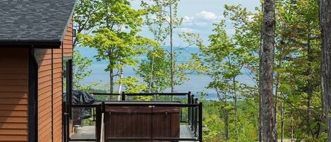 Terrasse avec vue et spa 4 saisons