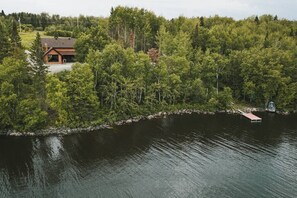 Vue aérienne du chalet et accès à l'eau