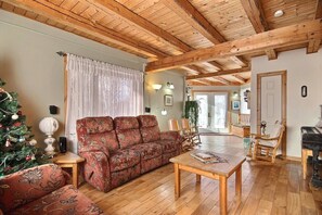 Entrance, living room with piano