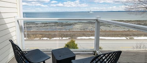 Vue sur le fleuve et la plage depuis la chambre à l'étage