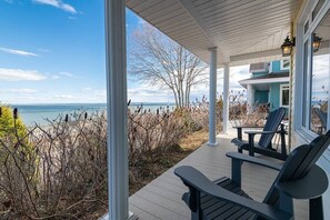 Vue sur la rivière et la plage depuis le rez-de-chaussée