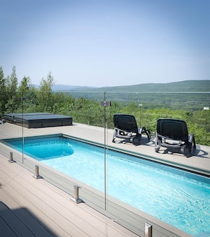 Swimming pool, spa and view