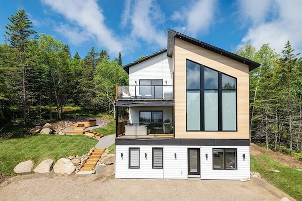 Outdoor view of cottage (1)