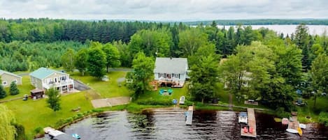 Vue aérienne du chalet, du lac et du voisinage