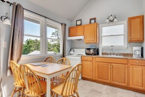 Kitchen/Dining area