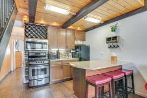 Kitchen | Wood-Burning Stove | Free WiFi | Prime Location