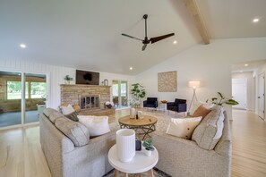 Living Room | Main Level | Smart TV | Free WiFi | Central A/C | Fireplace
