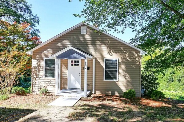 Cute 1 Bedroom Cottage!