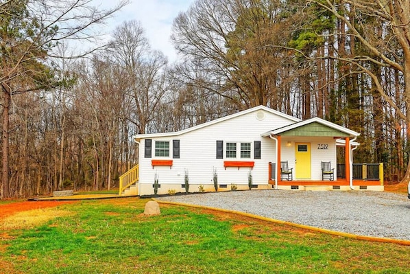 Three Bedroom/2 Bath Huntersville Home!