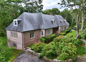 Commodore Manor