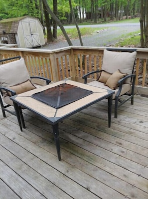 Outdoor fire pit to make some s'mores.