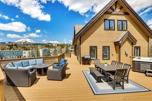 Deck | Fire Pit | Saltwater Hot Tub | Gas Grill